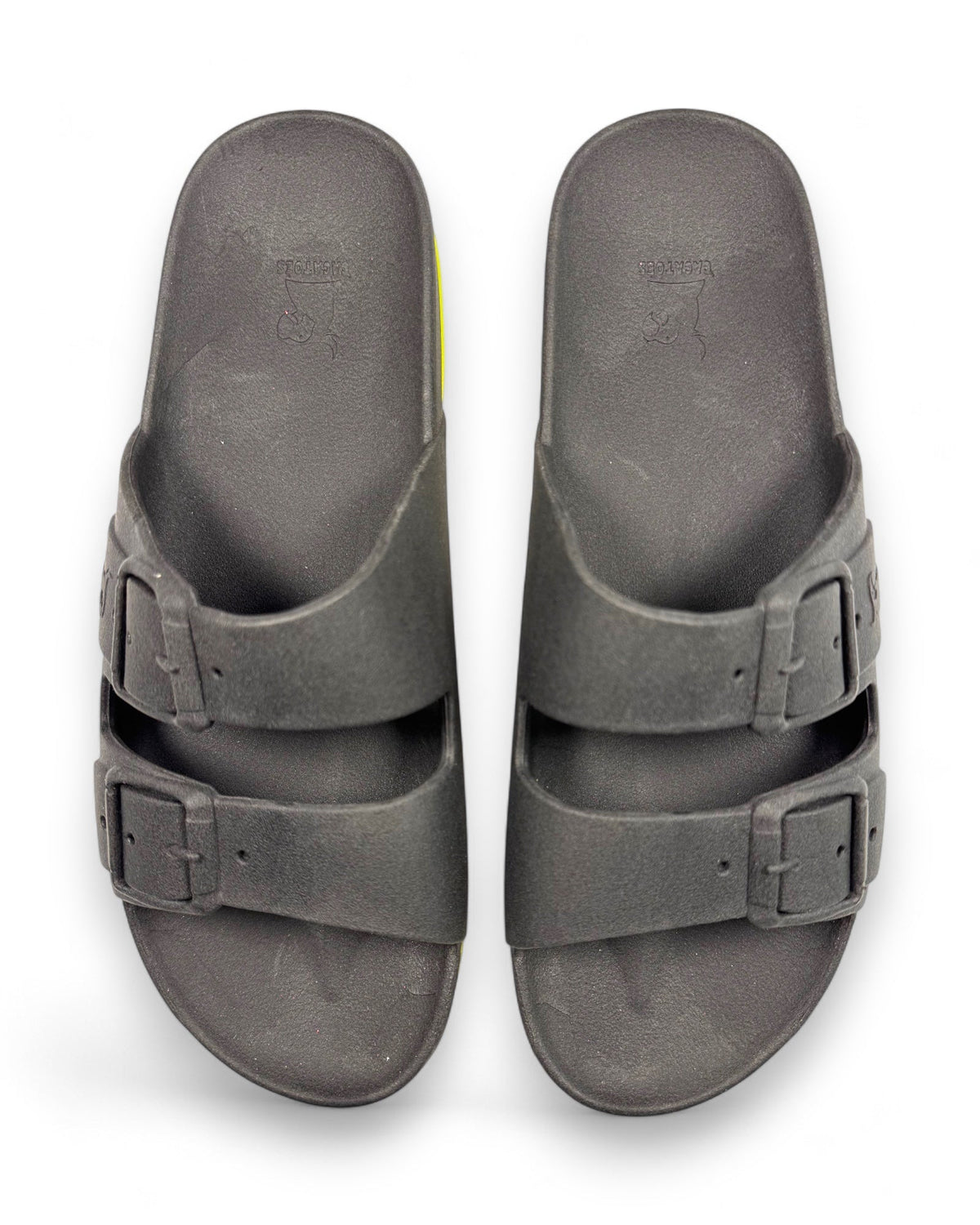 Cacatoès Brasilia Carbone sandals for men with yellow string straps